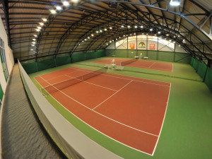 Na tenisových kurtech na Dlouhé louce sportují i pětileté děti