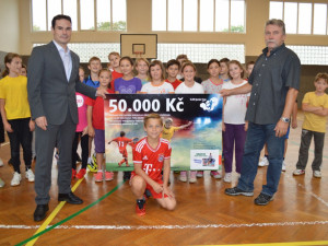Předání šeku českobudějovické Základní škole Grünwaldova od společnosti E.ON