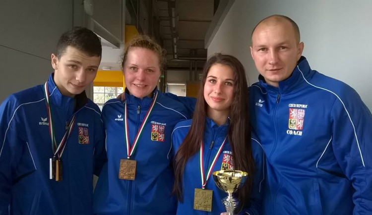 Zleva Dominik Szalay, Lucie Janouchová, Adriana Crhonková a trenér Miroslav Hýsek