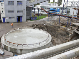 Základová deska s piloty připravená pro instalaci absorberu