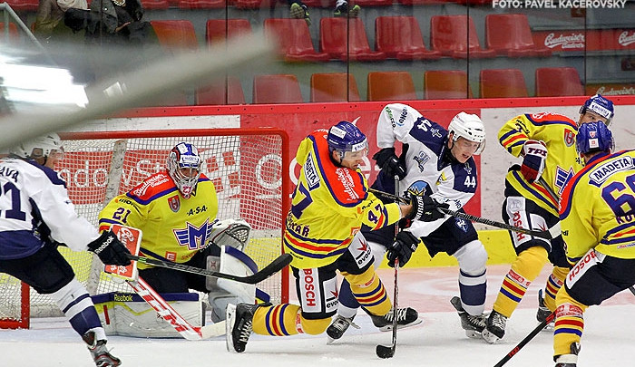 Gólový zápis zaznamenal na kadaňském ledě obránce Petr Punčochář (uprostřed na snímku z utkání s Kladnem)