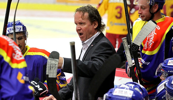 Petr Rosol důrazně vysvětluje pokyny svým svěřencům