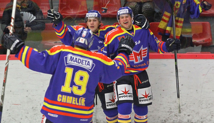 Radek Prokeš (vpravo) slaví svůj první gól v dresu Motoru. Do sítě Mostu pak přidal ještě jeden přesný zásah