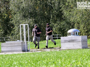 Pachatelé překonali plot a mířili k druhému bloku