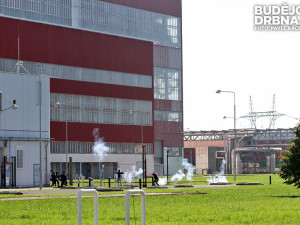 Policisté překvapili oba pachatele těsně před budovou druhého bloku Jaderné elektrárny Temelín