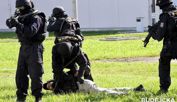 Zatýkání narušitele prostoru temelínské elektrárny