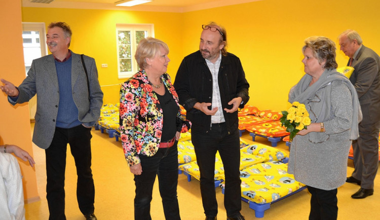 Na snímku z nové mateřské školy náměstkyně jihočeského hejtmana Ivana Stráská (druhá zleva), architekt Jiří Brůha (uprostřed) a ředitelka školky Ivana Moravcová