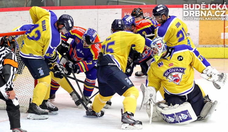 Jeden ze závarů před ústeckým gólmanem Volkem. Velkou šanci měl Tomáš Nouza