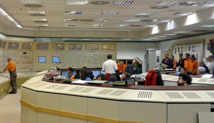 Pohled do velína prvního bloku v době zkoušky turbíny