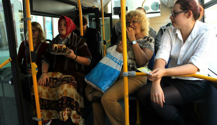 Týden před vypuknutím festivalu organizátoři uspořádali happening v autobusech.