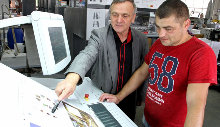 Ivan Nadberežný (vlevo) při práci ve své tiskárně INPRESS