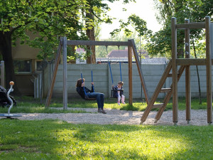 Dětské hřiště v těsném sousedství areálu kovošrotu