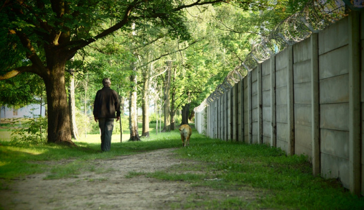 Park přiléhá ke kovošrotu