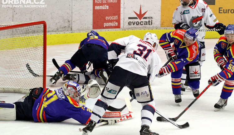Budějčák ve službách Chomutova Štěpán Hřebejk měl v první třetině na hokejce přesilovkový gól, přes skvělého Bláhu ale zakončit nedokázal