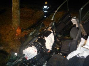 Havarovaný Opel Astra na silnici mezi Češnovicemi a Dasným