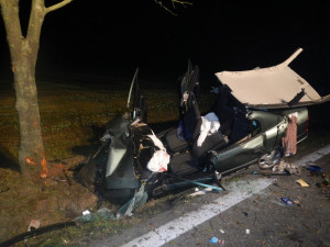 Havarovaný Opel Astra na silnici mezi Češnovicemi a Dasným