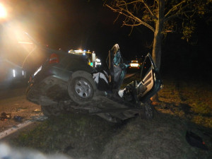 Havarovaný Opel Astra na silnici mezi Češnovicemi a Dasným