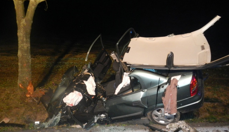 Havarovaný Opel Astra na silnici mezi Češnovicemi a Dasným