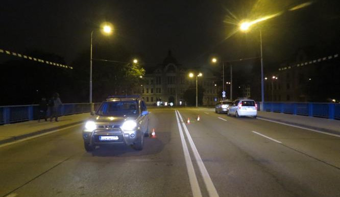 Mladík vyskočil z auta na Krumlovském mostě