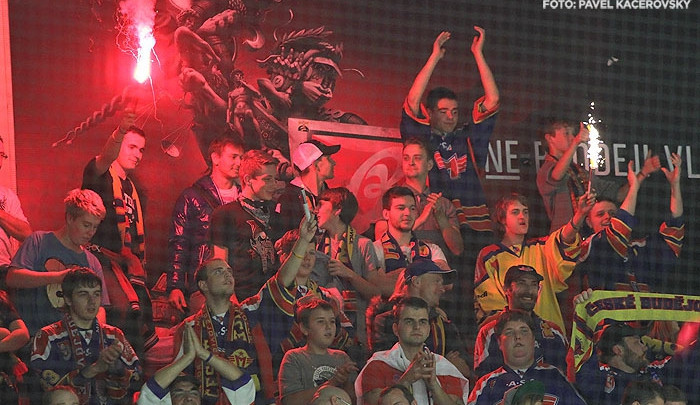 Fanoušci slaví pátou výhru Motoru v řadě nad Chomutovem