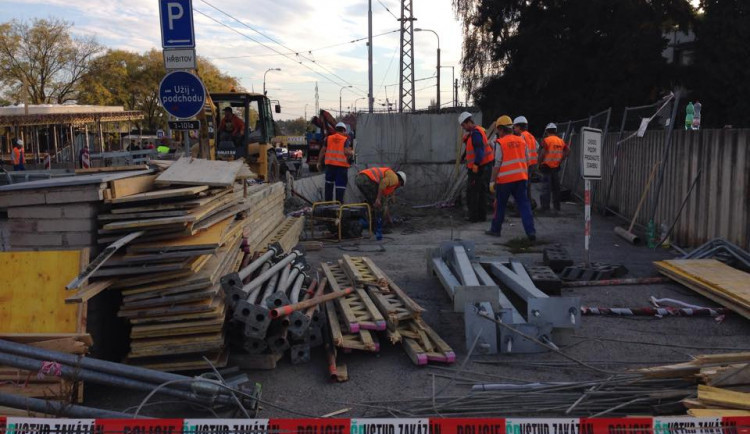 Stavba, kde došlo k pádu betonového stropu