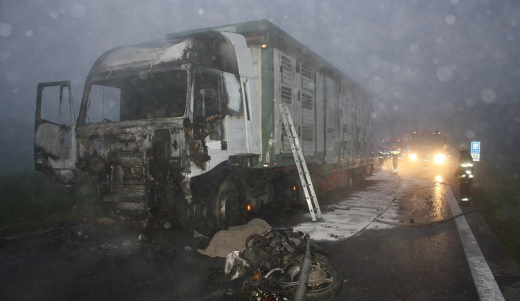 Do kamionu převážejícího selata narazil v Holkově motorkář