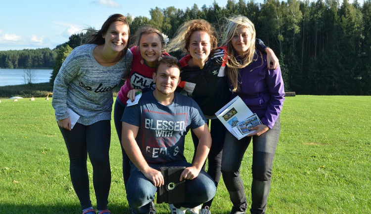 Český tým. Zprava Veronika Mikešová, Lucie Bradáčová, Alena Boháčová, Simona Peřinová a Petr Bohinský