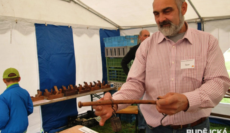 Petr Král vysvětluje, k čemu se jaké nářadí používalo
