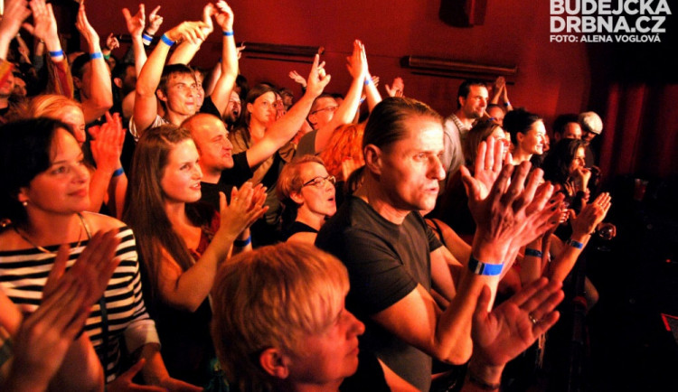Fanoušci to na parketě pořádně rozjížděli