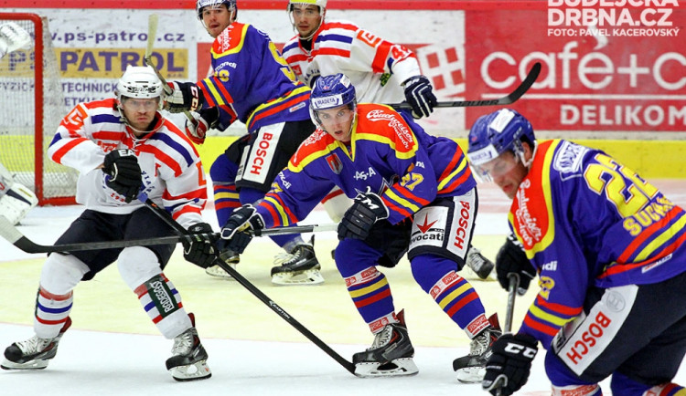 Třebíčská první formace Motoru pořádně zatápěla. Na snímku Vaniš v souboji s Eratem, v pozadí střelec druhého gólu hostů Ostřížek