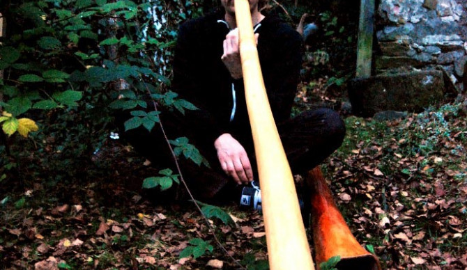 Hraní na didgeridoo naplňuje Kábulovu duši