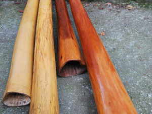 Didgeridoo, na které Kábul hraje při koncertech