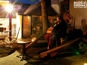 Příjemná atmosféra na dvorku Café Hostelu