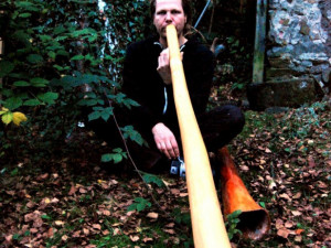 Hraní na didgeridoo naplňuje Kábulovu duši