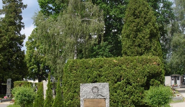 Na hřbitově leží sovětští vojáci i oběti vlaku smrti