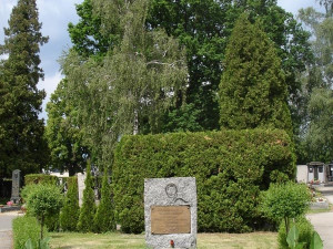 Na hřbitově leží sovětští vojáci i oběti vlaku smrti