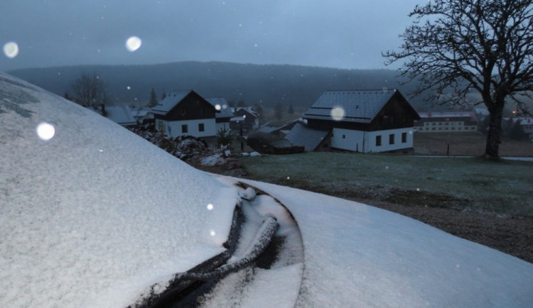 Středeční ráno na Kvildě. V nejvýše položené obci se objevil první sníh letošního podzimu