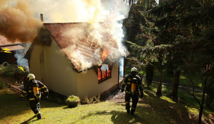 Šílený útočník se pokusil zavraždit chatařku u Dehtáře