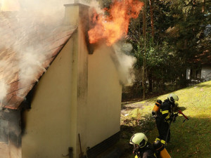 Chatu u rybníka Dehtář v úterý zapálil muž, který se pak pokusil zavraždit svou sousedku