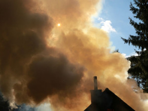 Chatu u rybníka Dehtář v úterý zapálil muž, který se pak pokusil zavraždit svou sousedku