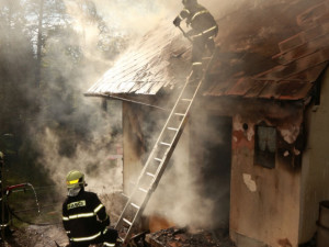 Chatu u rybníka Dehtář v úterý zapálil muž, který se pak pokusil zavraždit svou sousedku
