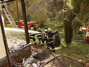 Chatu u rybníka Dehtář v úterý zapálil muž, který se pak pokusil zavraždit svou sousedku