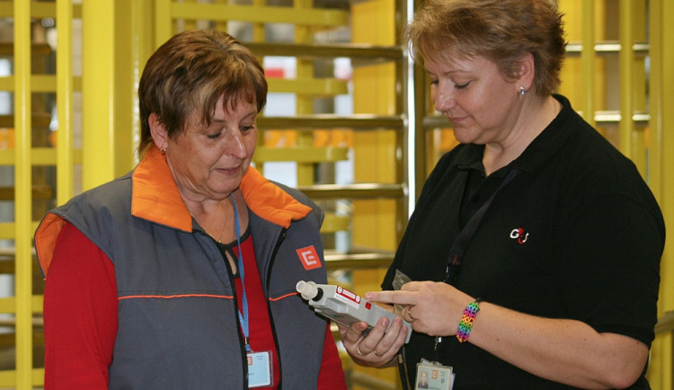 Členka ostrahy Marika Kohoutková vyzývá pracovnici vstupující do elektrárny k provedení dechové zkoušky. Tato kontrola byla stejně jako drtivá většina ostatních negativní