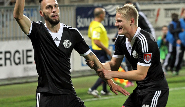 Slávisté v dresu Dynama slaví vyrovnávací trefu, o kterou se postaral Jan Vošahlík (vlevo, vedle něj Štěpán Koreš)