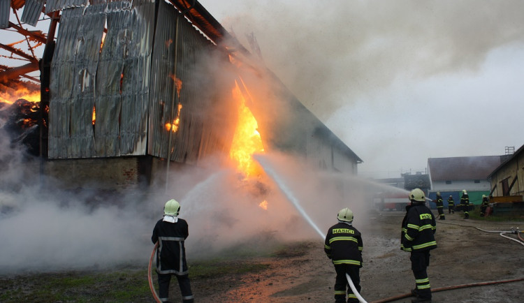 Požár skladu sena v Borovanech