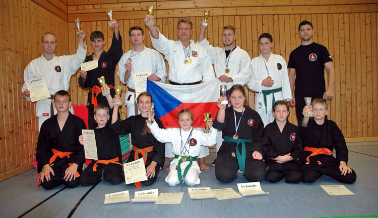 SKP České Budějovice. Nahoře zleva Friedrich, Kuchař, Horský, Hermann, Winkler, Jarolím a Draganov, dole zleva Králíček, M. Pudivítr, Kuchařová, Krebsová, Neubauerová, Vondrysková a T. Pudivítr