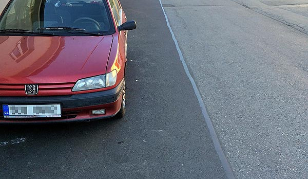 V ulici Na Zlaté stoce auta parkují na novém asfaltu