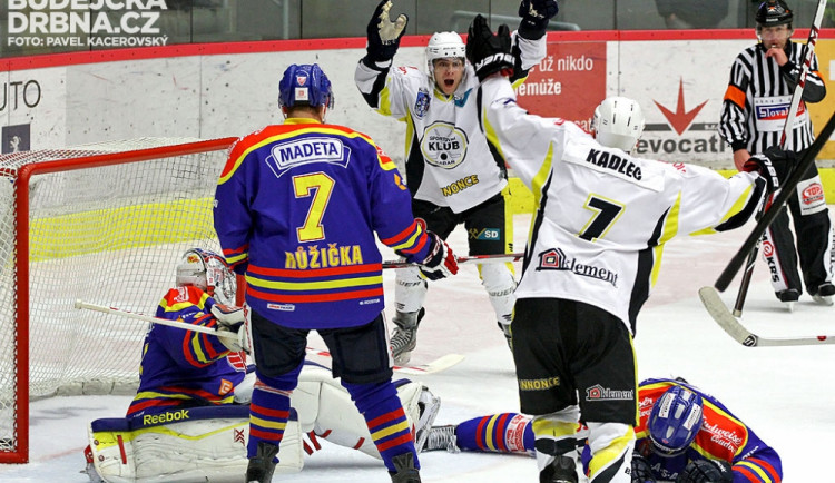 Moment, kdy padla pátá branka Kadaně. Puk z hole Martina Kadlece usměrnil do brány padající obránce Chmelíř