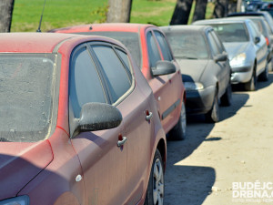 Na zaparkovaná auta sedá prach