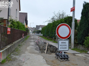 Rozkopaná ulice Ke Skleníkům